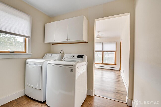 Building Photo - 1331 Sunset Ave