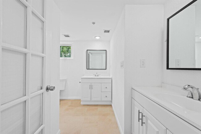 Building Photo - Southeast 15th Street, Fort Lauderdale, FL 33316 - 2 BR 2 BA single-family home