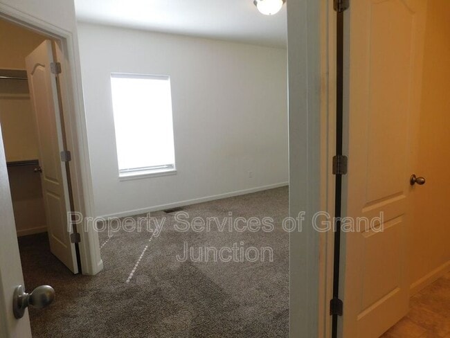 Building Photo - 621 Zenith Ln