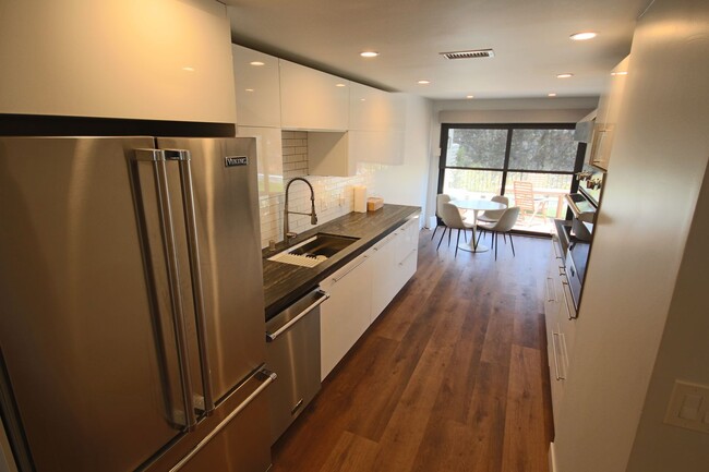 Building Photo - Furnished Recently Renovated Townhome