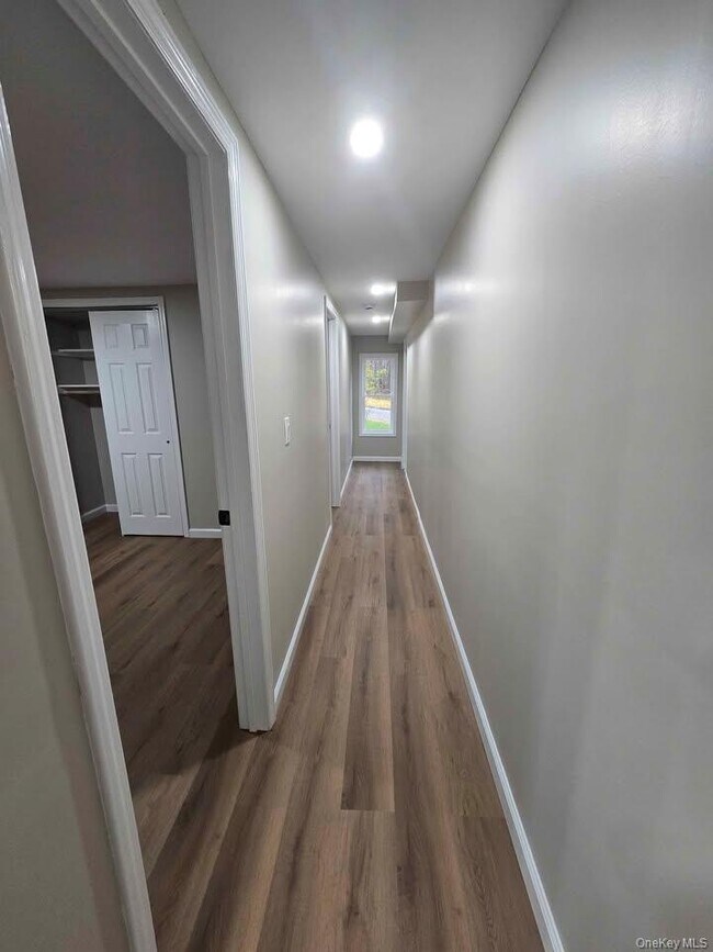 Building Photo - 993 N Quaker Ln