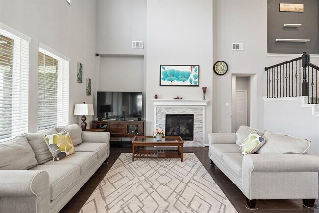 Building Photo - 515 Round Lake Dr