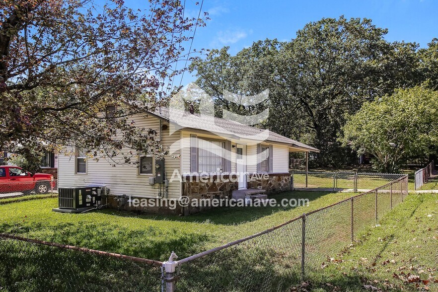 Building Photo - 800 W 51st St