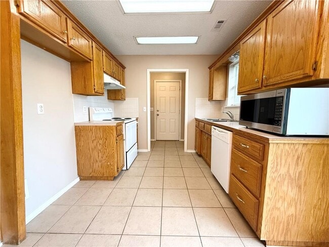 Building Photo - 208 S Bailey St