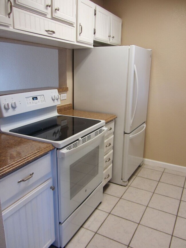 Building Photo - Lovely 2 Bedroom, 1 Bathroom Condo in Cast...