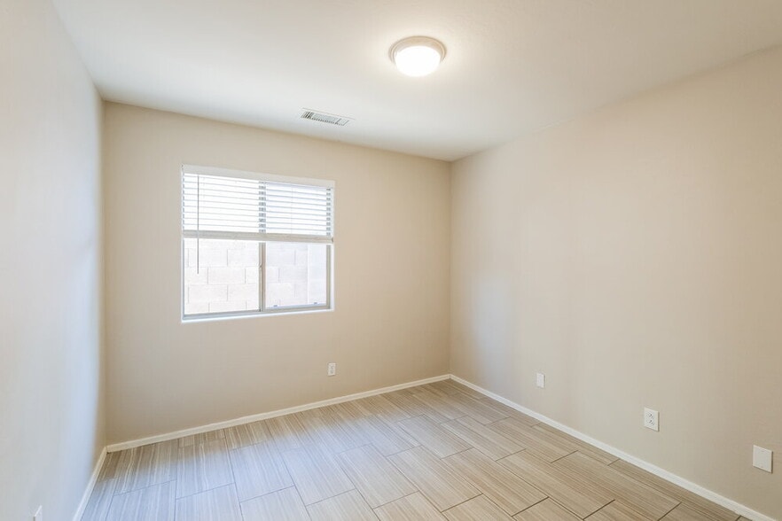 Building Photo - 2525 S 109th Dr