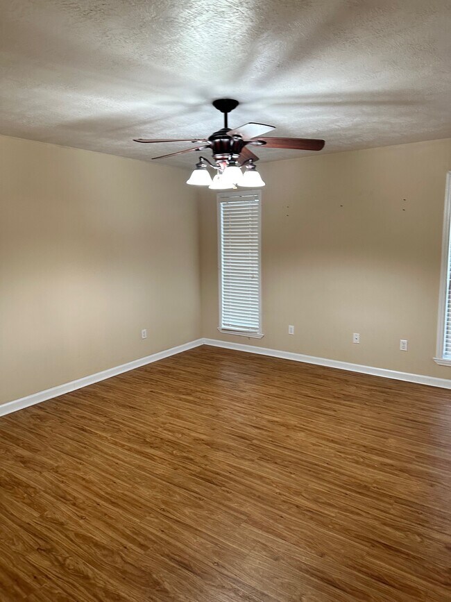 1st bedroom - 4340 Benoit Ln