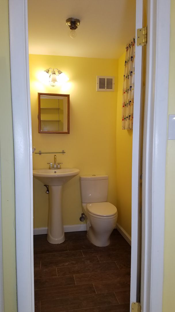 Building Photo - Spacious single family home in established Rockville neighborhood available now!