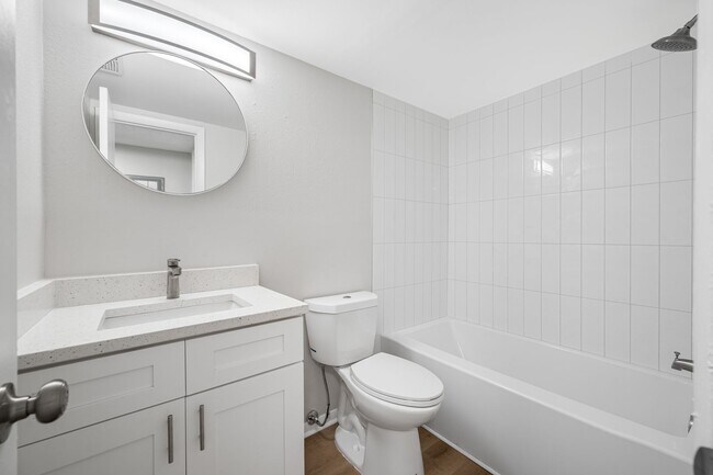 Building Photo - Spacious 1 Bed-1Bath Apartment Newly Renov...