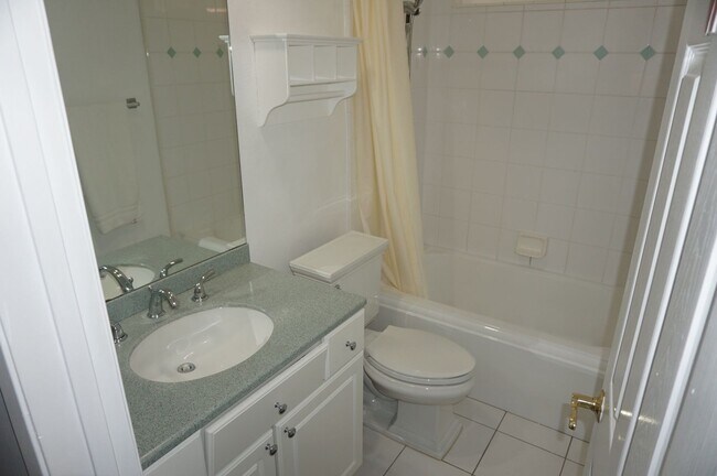 Building Photo - Stunning 4 Bedroom 2.5 Bath Home with Offi...