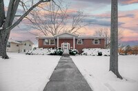 Building Photo - Home in Far North Peoria