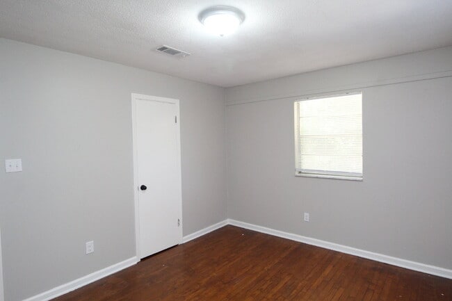 Building Photo - Updated 2BD/1BA Duplex in NE Pensacola