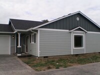 Building Photo - Spacious 3BR/ 2BA House