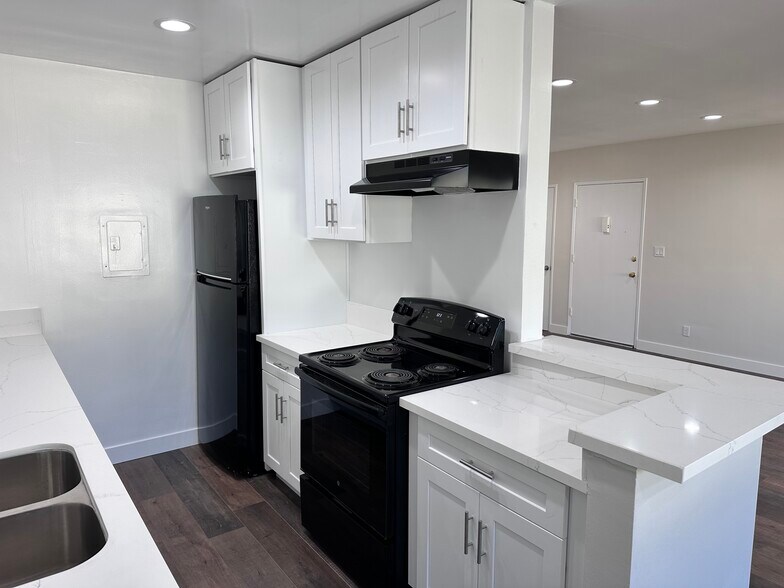 Building Photo - 5328 Newcastle Ave