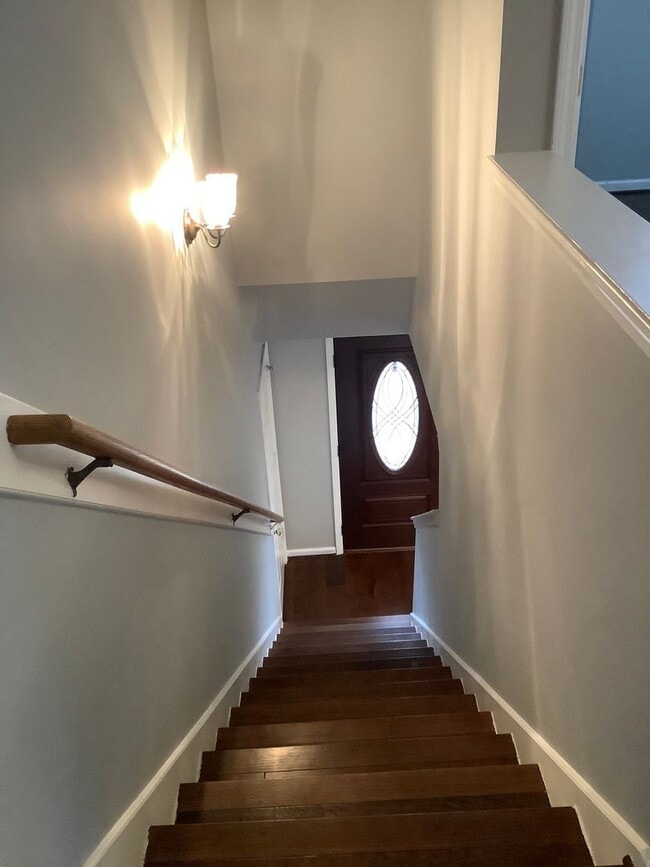 Building Photo - Bellevue - 3 bedrooms - 2 1/2 baths home