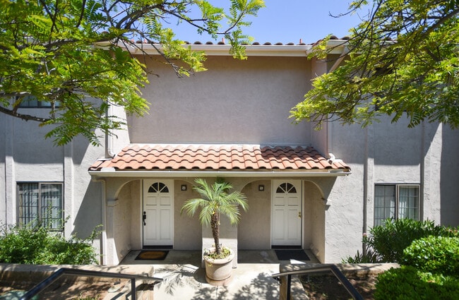 Building Photo - Beautiful Escondido Townhouse with beautiful View!
