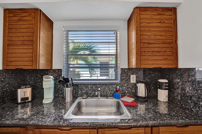 Building Photo - 335 Desoto St