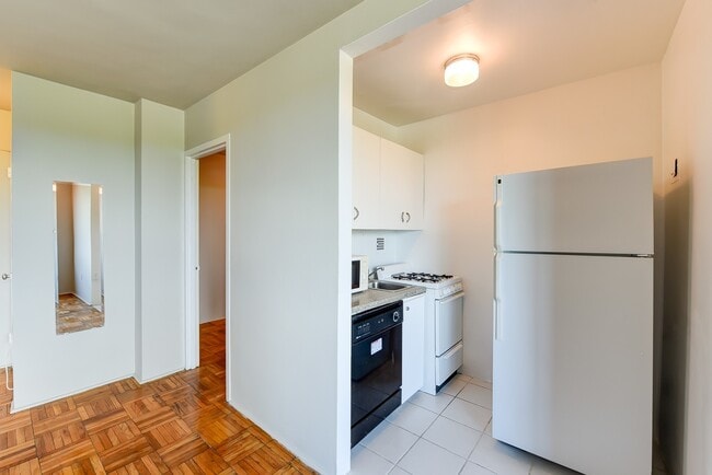 Building Photo - Spacious & Bright Junior 1 Bedroom at Rive...