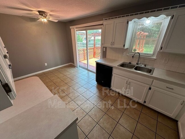 Building Photo - 424 NE Lakeview Dr
