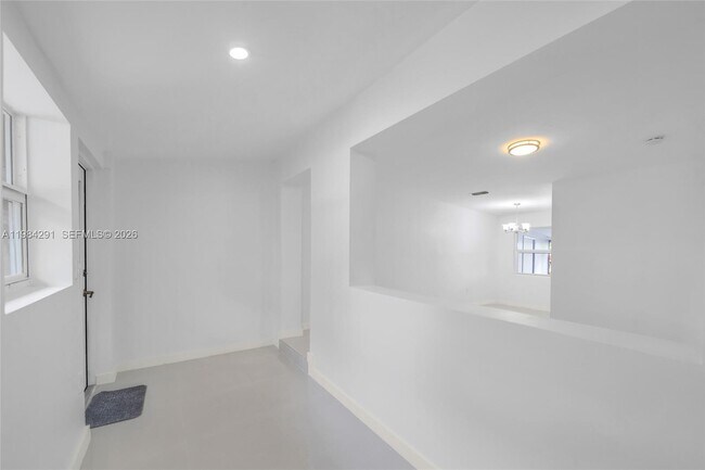 Building Photo - 27 Suffolk Ave