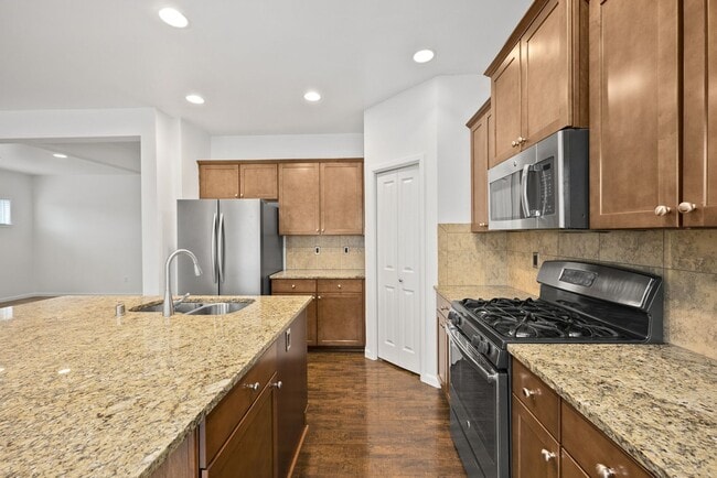 Building Photo - Spacious 4-Bed Puyallup Home For Rent | 3-Car Garage & Quick Commute to JBLM!