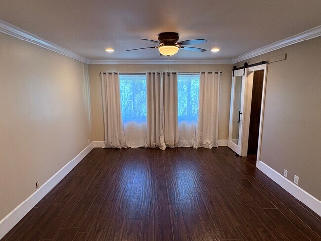 Building Photo - Upgraded 3 bedroom, 2 1/2 bath home with HUGE private yard.  This is a true hidden gem.