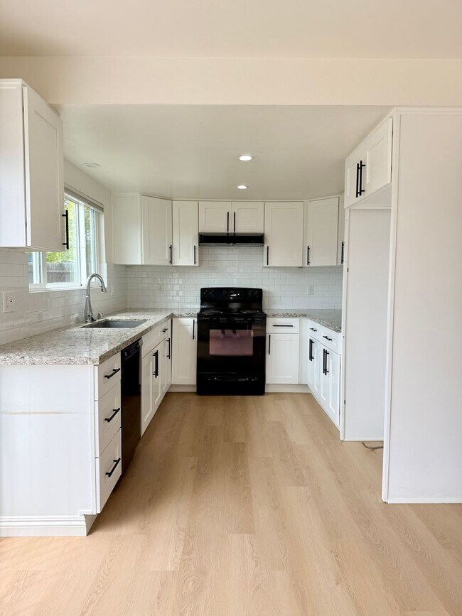 Building Photo - 3Bed/3Bath House Plus Office in South Torr...
