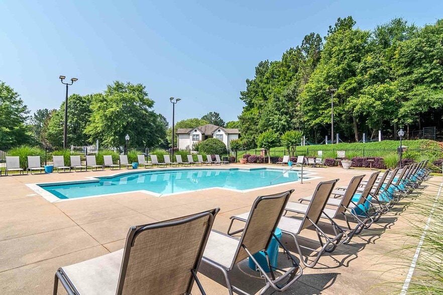 River-Club-Apartments-and-Townhomes-Near-University-of-Georgia-Pool-with-Lounge-Seating - River Club Apartments