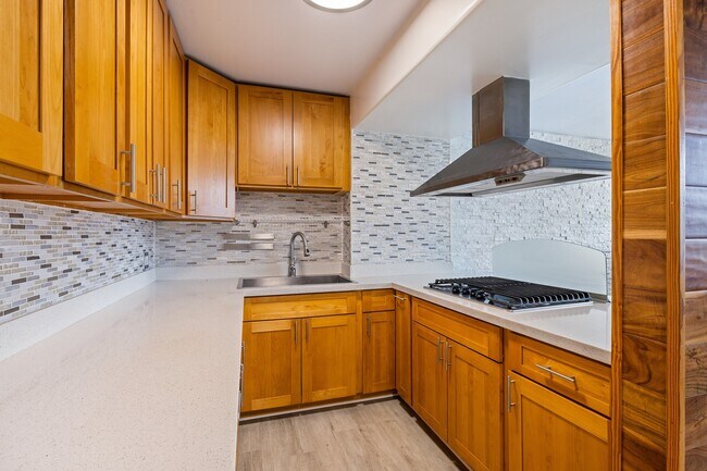 Building Photo - 2 Bed / 1 Bath 1 Parking , Community Pool , Electricity, Water, Sewer & Gas Included, Secured Bui...
