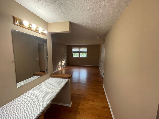 Building Photo - 5683 Crestview Dr