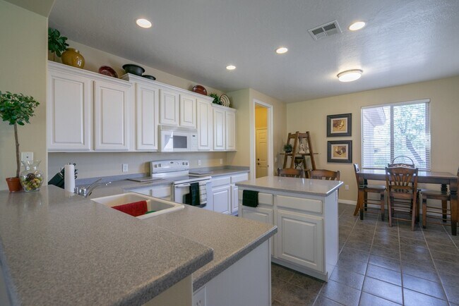 Building Photo - Fully Furnished 3 Bedroom Home In Coral Canyon With Community Amenities