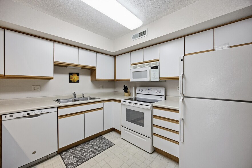Building Photo - 2871 Coral Ct