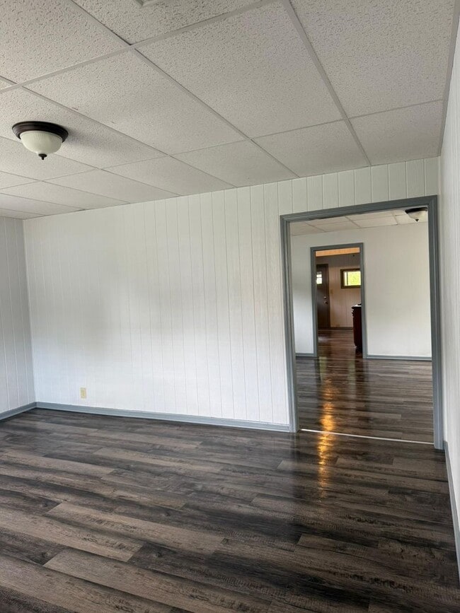 Building Photo - Nicely updated and spacious 3 bedroom hous...