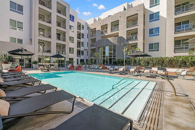 Building Photo - The Huxley