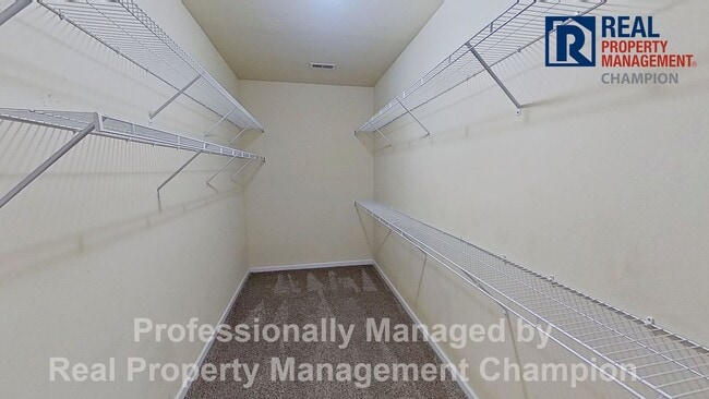 Building Photo - Beautiful Two Story Townhome with Lots of Storage!!