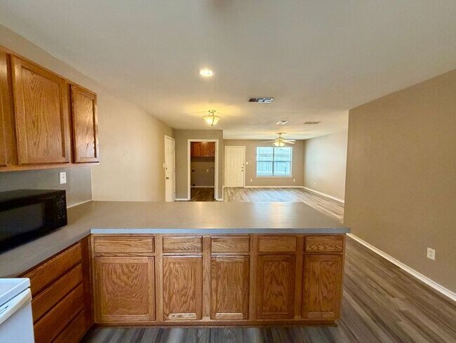 Building Photo - 2 Bedroom, 2 Bathroom Duplex!