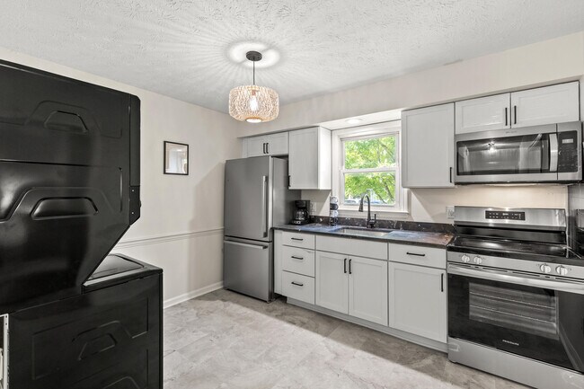 Building Photo - 104 Pleasantview St