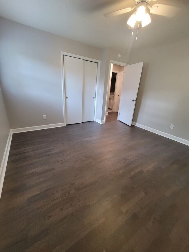 Building Photo - 825 Montclair Dr