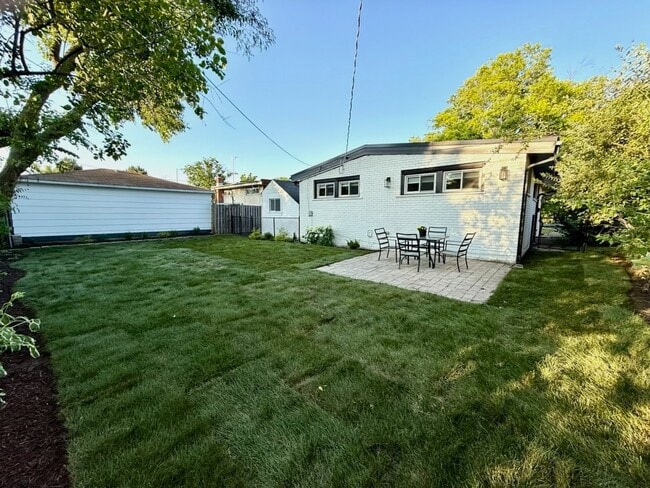 Building Photo - 823 Leclaire Ave