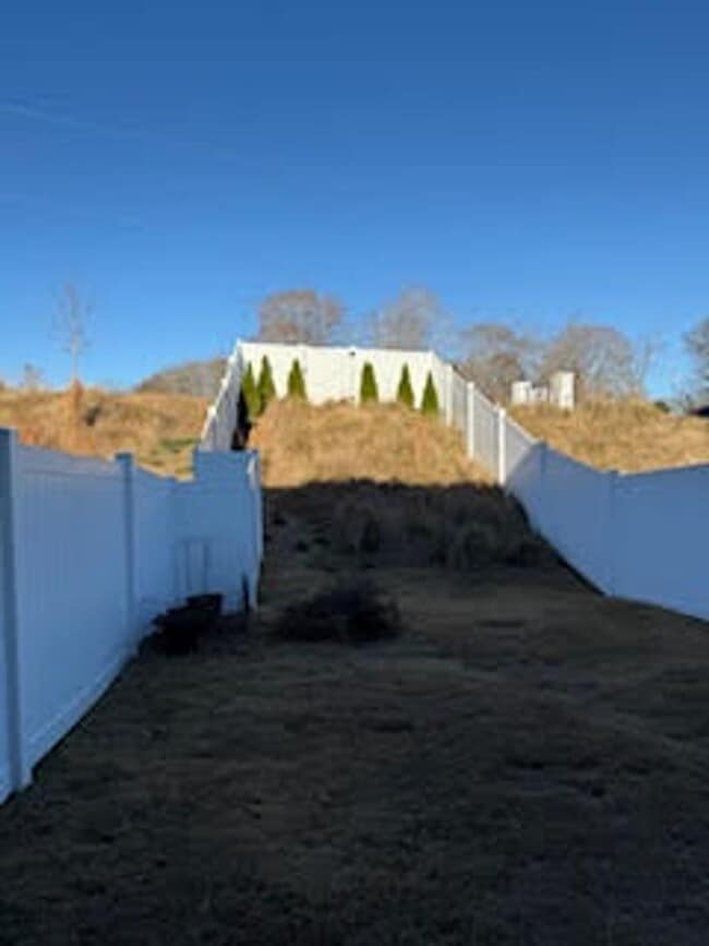 Building Photo - 3 Bed, 2.5 Bath Townhome Available in Greenville