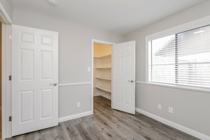 Building Photo - 6106 E Ivyglen St