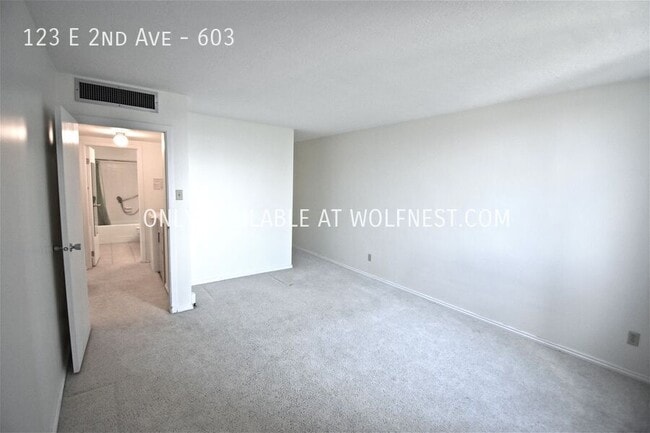 Building Photo - Stunning Downtown SLC Condo - Spacious & P...