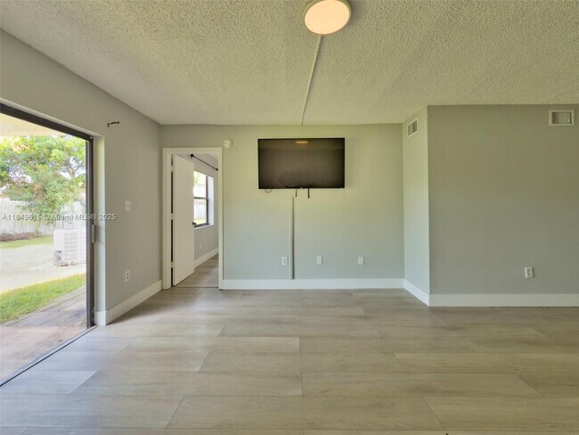 Building Photo - 6001 Shaker Wood Cir