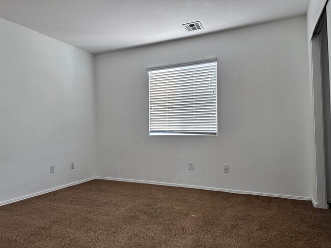 Building Photo - 4 bedroom and 3 full bathroom, 1 Bedroom a...