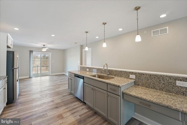 Building Photo - 552 Creek Rd