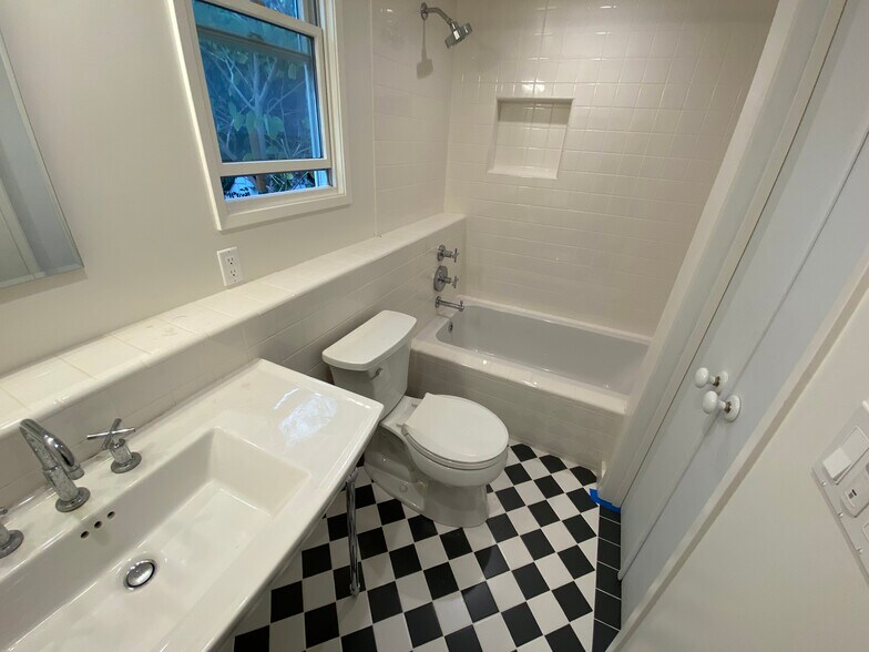 Building Photo - 2118 Kew Dr