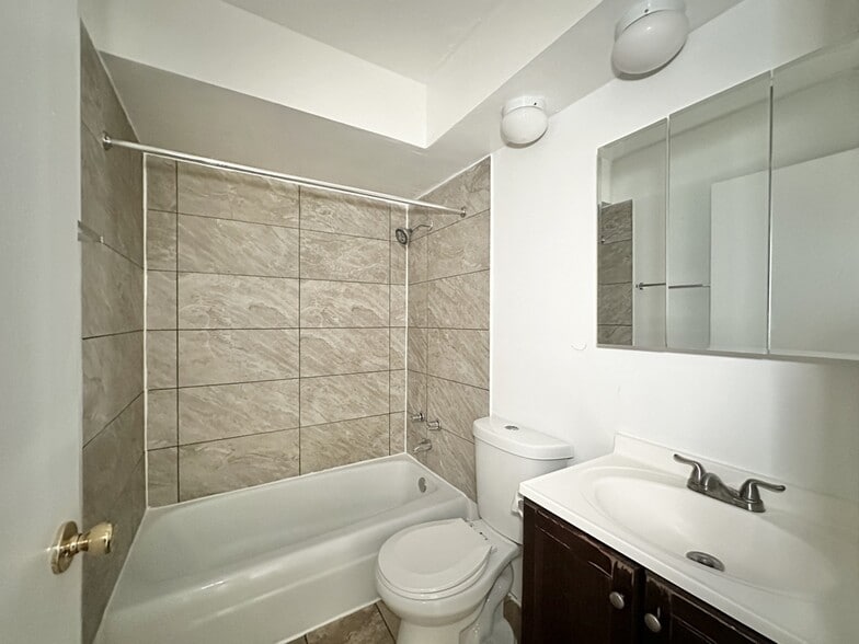 Building Photo - 1515 W Morse Ave