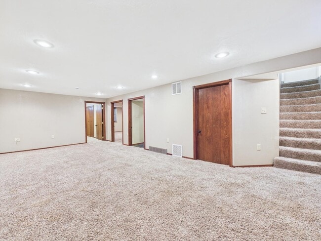 Building Photo - 904 S Cloudas Ave