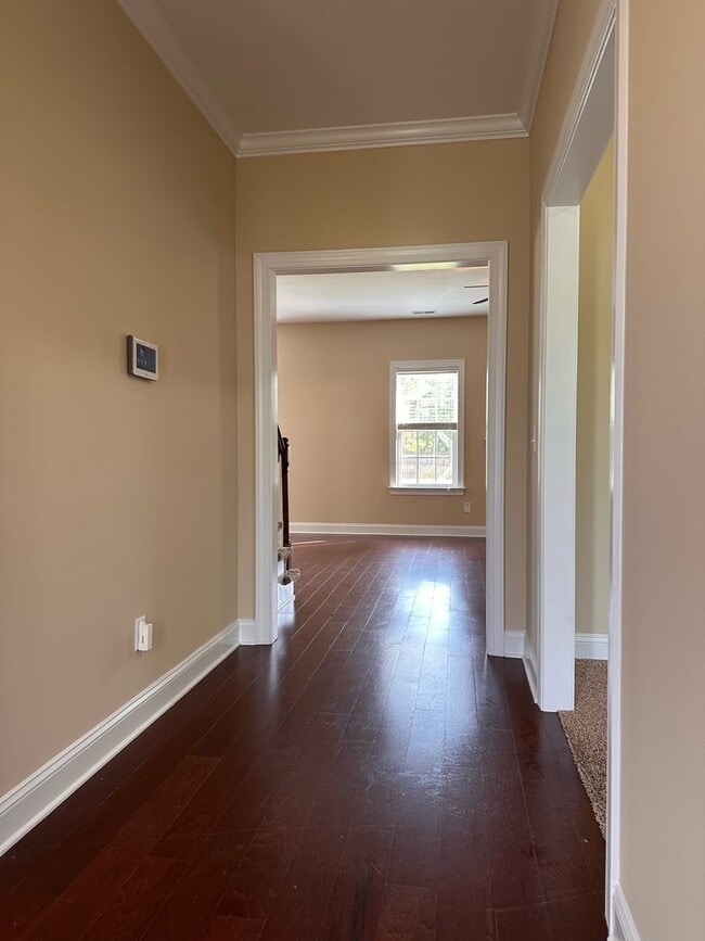 Building Photo - Perfect on Pineflat!