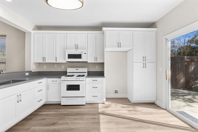 Building Photo - Gorgeous 3 Bedroom In Desired Natomas Park...